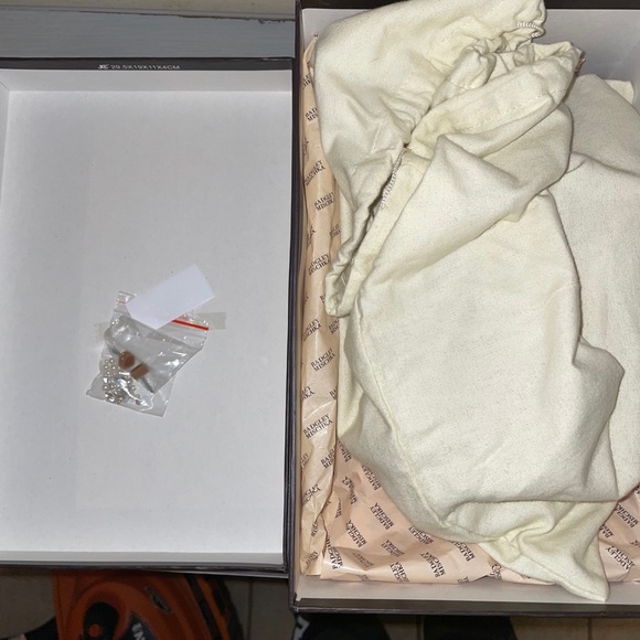 Short heels - Picture 3 of 6